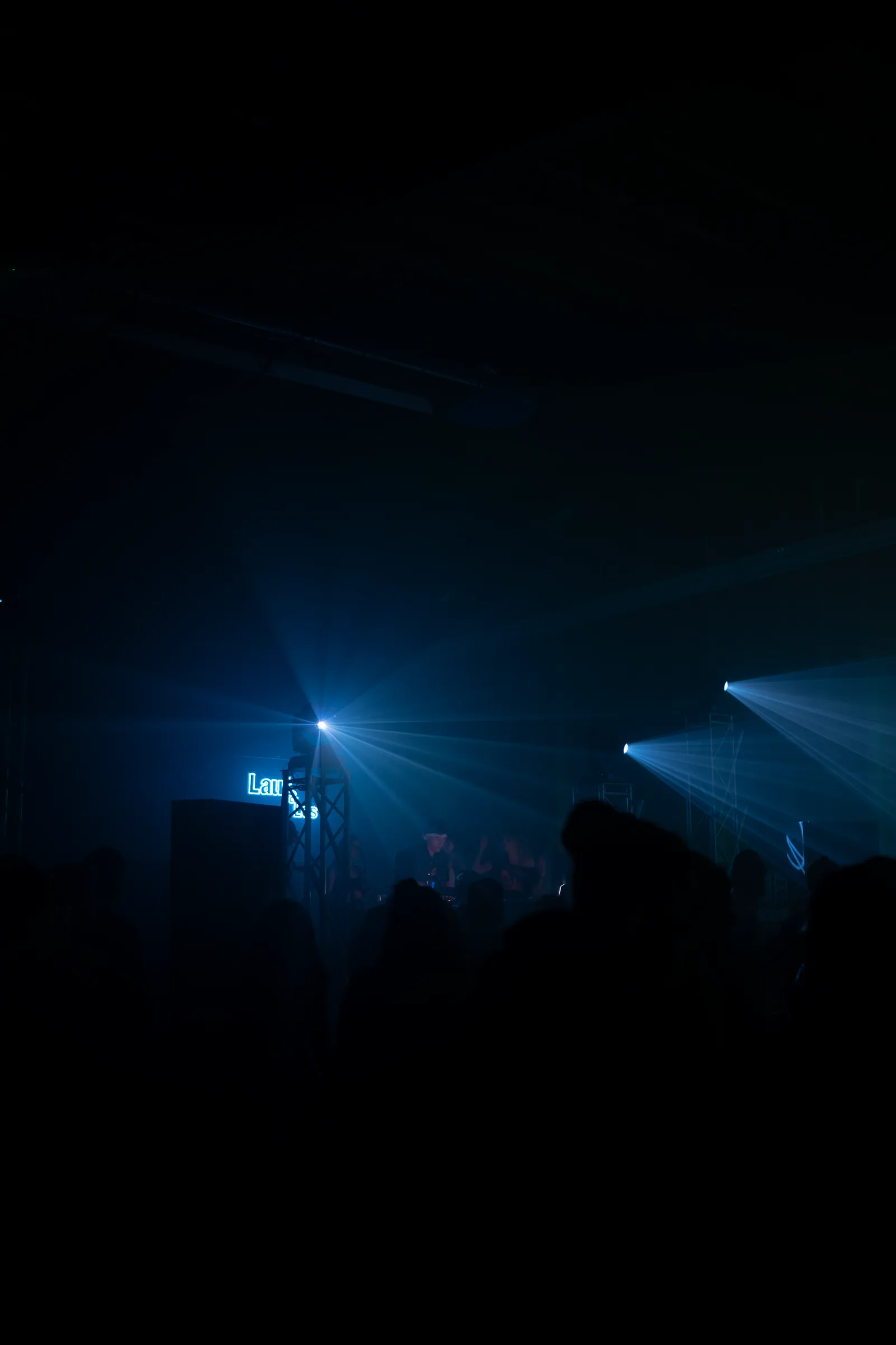 Single-Spotlight bei einer atmosphärischen Live-Show